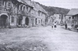 Die Stadt in Trümmern, im Hintergrund das Untere Tor